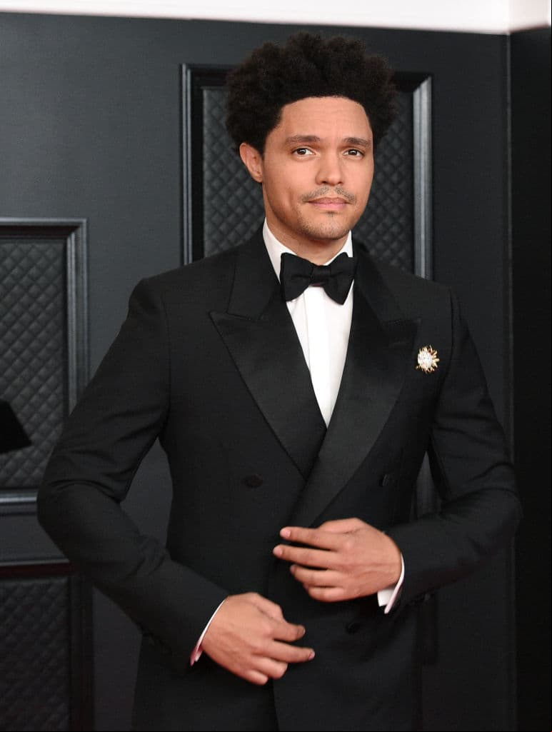 Trevor Noah, quien fungió como presentador de los Grammy, eligió un smoking color negro.