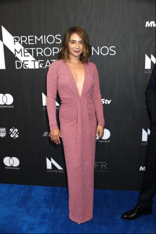 Daniela Luján con un vestido rosado y un amplio escote al frente.