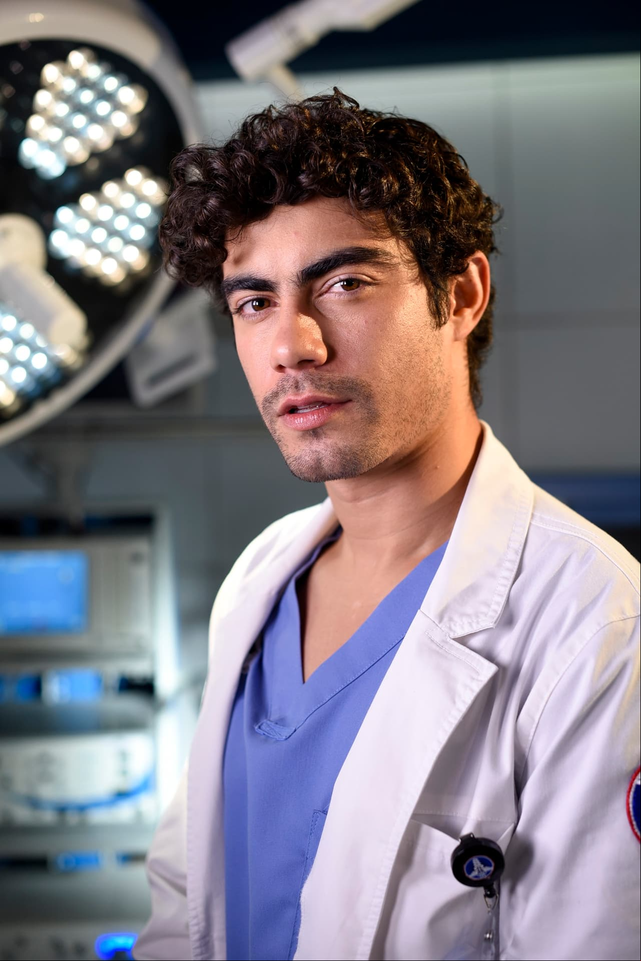Michel López es ‘Diego Martínez’, residente en gastroenterología, él es amable, sencillo y amigable. Creció en Zaragoza, un municipio de Oaxaca por lo que conoce las carencias médicas de su comunidad.