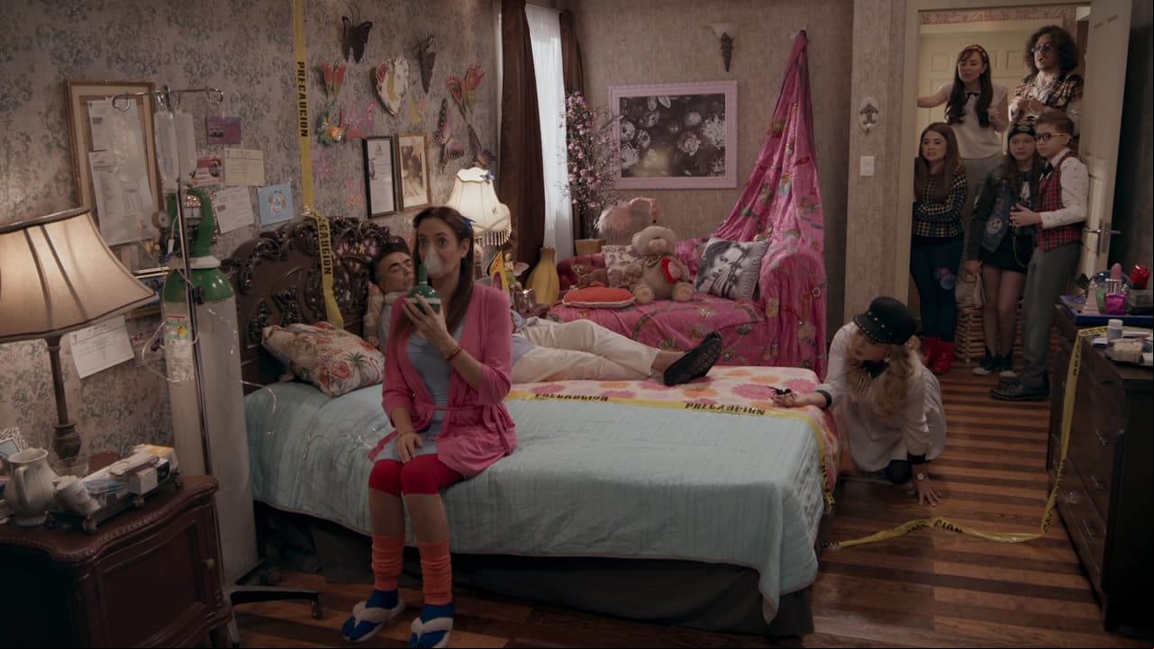 Como los 'Reptilianos' controlan la mente de los insectos a su favor, Gaby le pone en su cama una tarántula, pero quien termina muy asustado es Carlos.