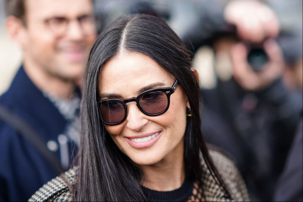 Demi Moore preocupa a fans por el radical cambio en su rostro durante un desfile en París