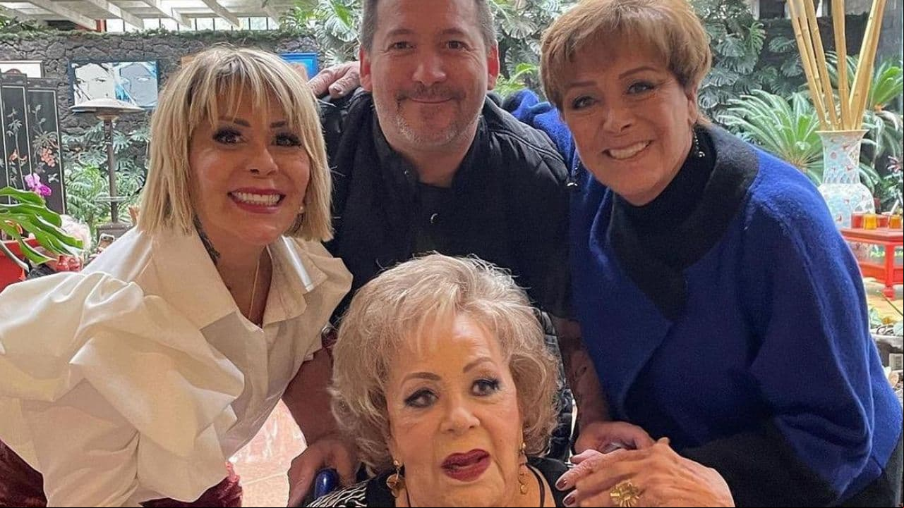 Silvia Pinal con sus hijos Sylvia Pasquel, Alejandra y Luis Enrique Guzmán