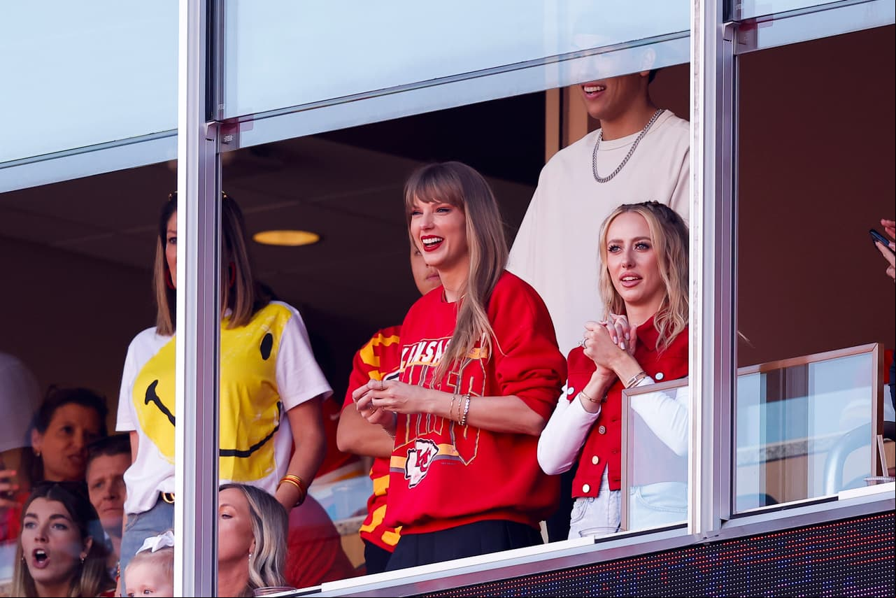 Taylor Swift apoyó a Travis Kelce en el partido de Kansas City Chiefs contra Los Angeles Chargers, en octubre de 2023.