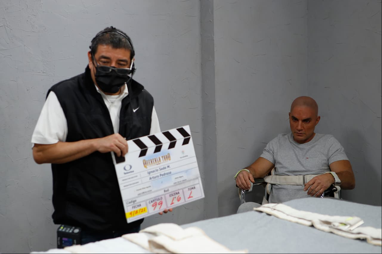 Aquí el equipo de producción con el actor ensayando la escena.