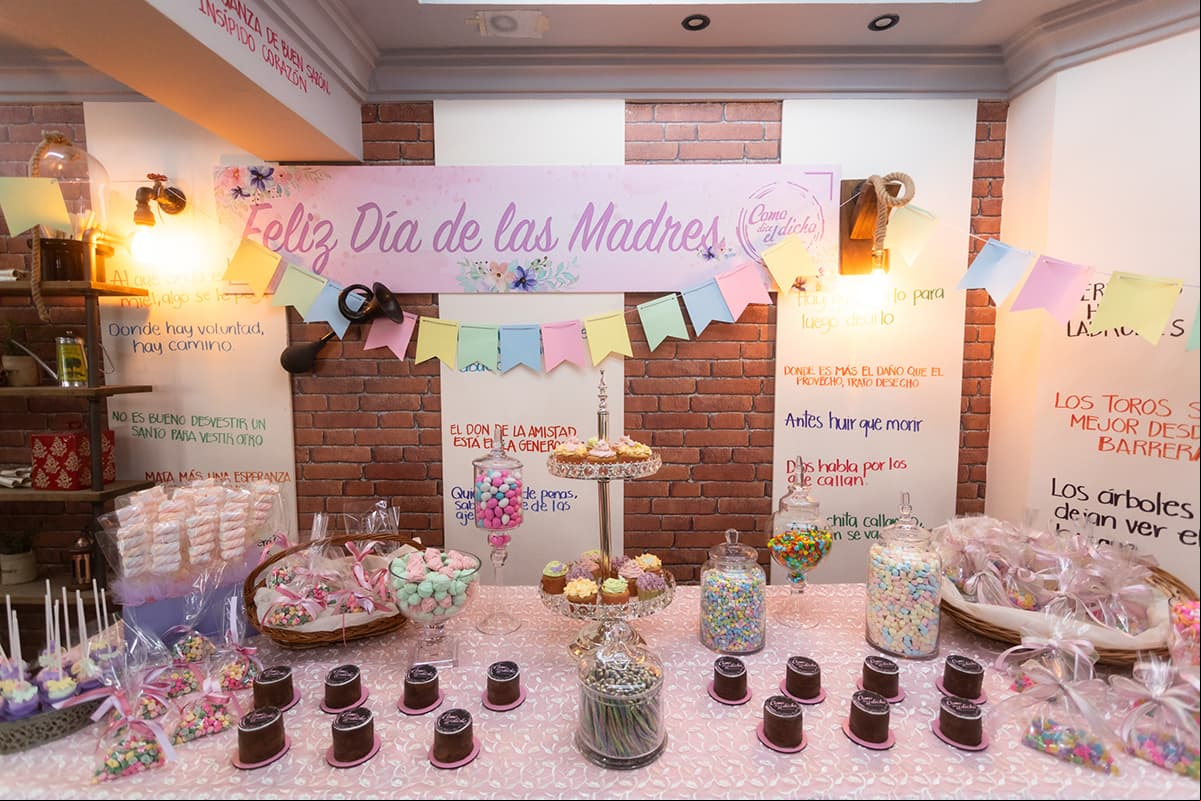 Así quedó la mesa de dulces en la cafetería.