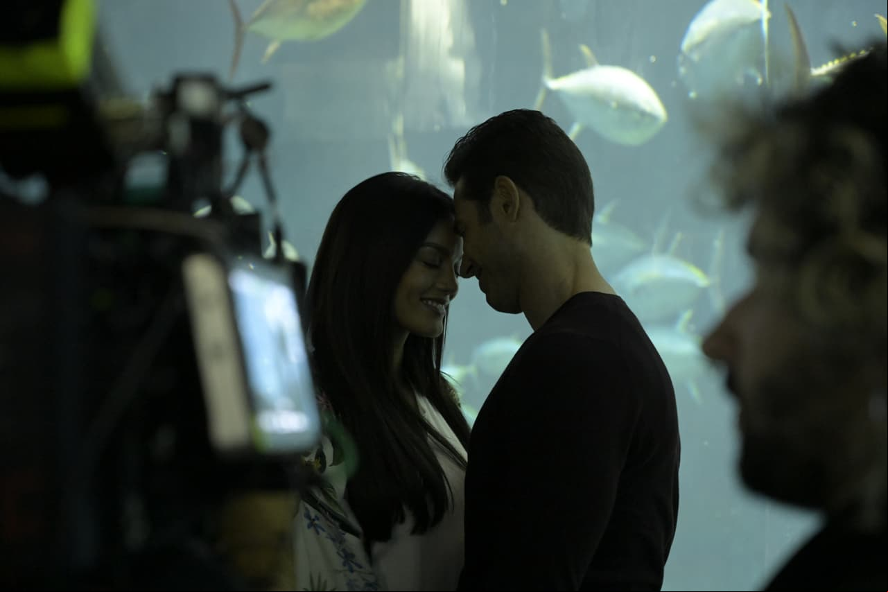 En un acuario, 'Miguel' le pide a 'Asya' que se casen y ella acepta feliz.
<br>
<br>
<i>'El Dragón', de lunes a viernes 9:30 pm. con Las Estrellas</i>