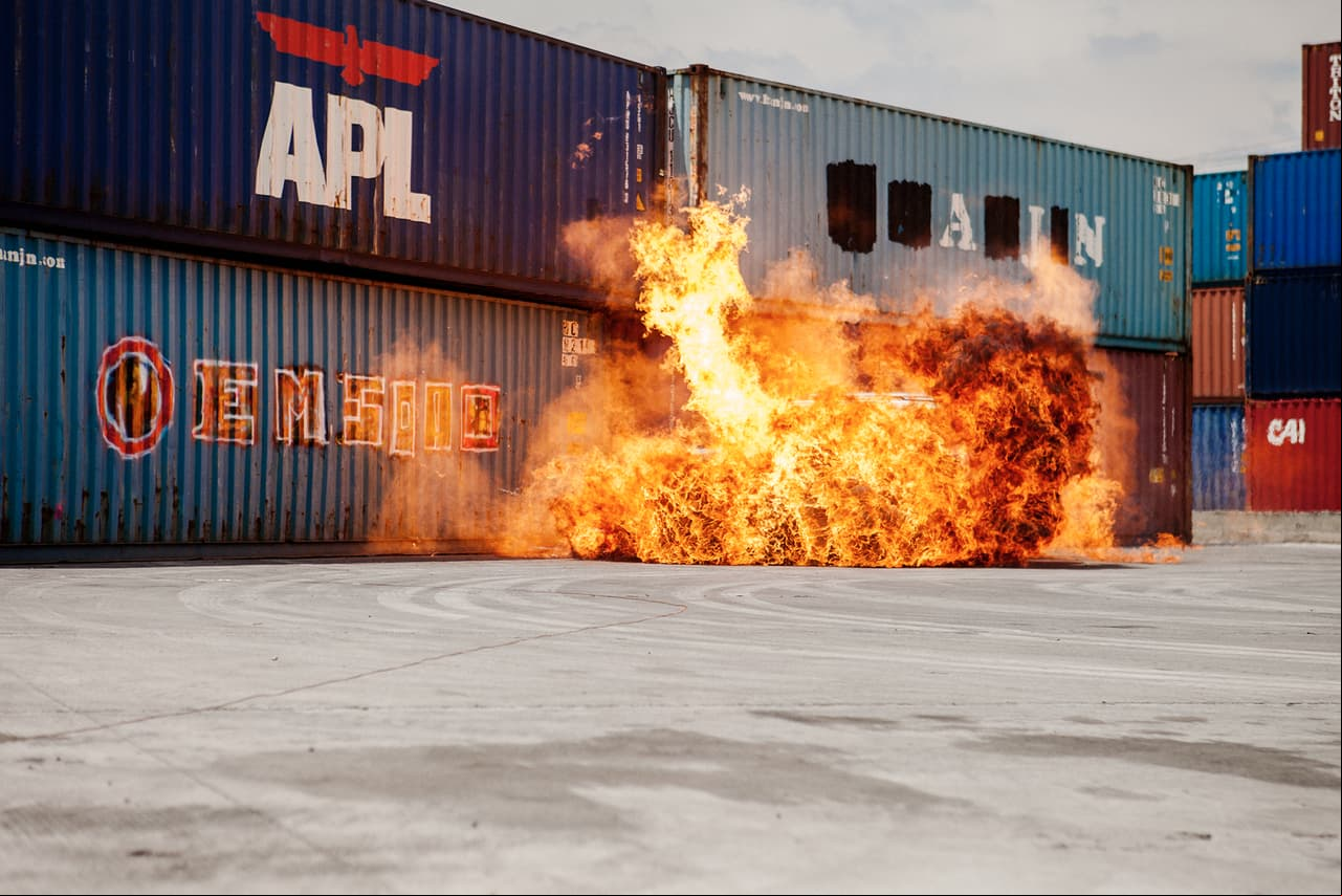 En la persecución policiaca, 'Adela' empuja a 'Epigmenio' provocando que la camioneta se estampe y explote. ¡Gran final!