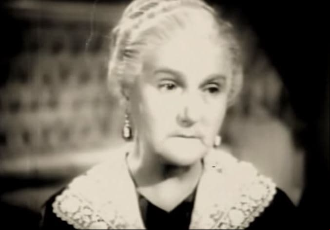 Sara García. Con el objetivo de personificar a una abuelita, la actriz mexico-española decidió sacarse 14 dientes en 1940, lo cual hizo que se le marcaran las comisuras de sus labios a sus 45 años.