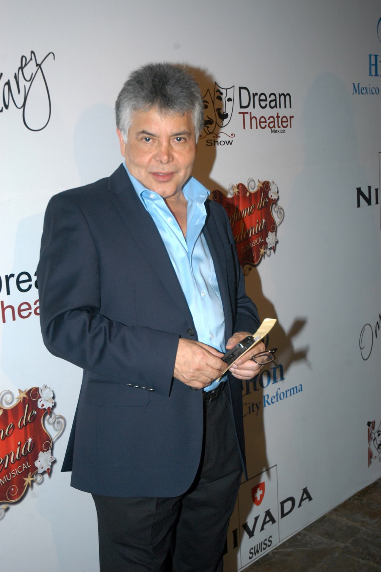 Precisamente, en una entrevista con el presentador argentino Dante Gebel en el programa 'Dante Night Show', en agosto de 2017, Mitzy contó cómo sucedió esta colaboración. "Ella fantaseaba mucho, (Thalía) decía que ella que el día que se casara yo le iba a hacer el vestido de novia", explicó el diseñador, pero también reveló que tuvo que enfrentarse a la aprobación de Mottola, quien no quería que él lo hiciera.