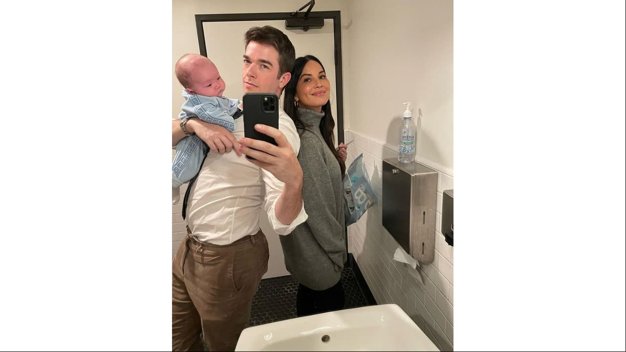 Olivia Munn y John Mulaney con su bebé, Malcolm.