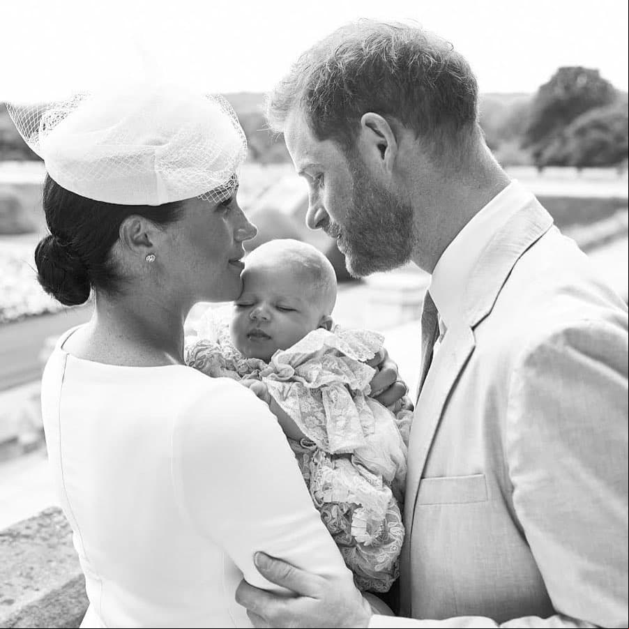 La mañana del 6 de julio de 2019, el hijo de los Duques de Sussex fue bautizado en la capilla privada el en castillo de Windsor. “Su hijo, Archie, fue bautizado con la réplica hecha a mano del vestido de bautizo real que han usado los niños reales durante los últimos 11 años. El ropaje original fue hecho de fino encaje Honiton forrado con satén blanco, que fue encargado por la reina Victoria en 1841 y la usó por primera vez su hija mayor”, señala el comunicado.