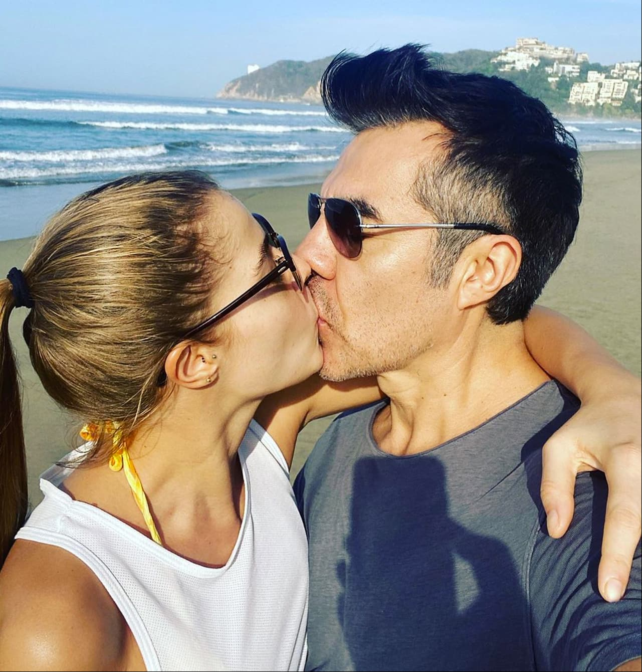 Adrián Uribe y su novia Thuany Martins celebran el día internacional del beso con románticas fotos